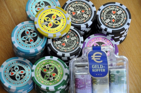 Casino Chips auf einem Tisch