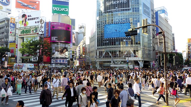 belebter Platz in einer Stadt in Japan